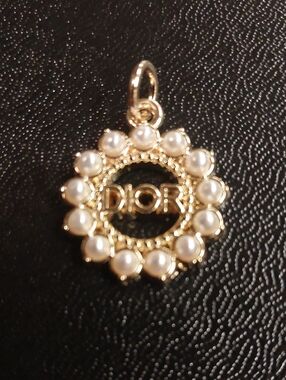 CD Gold & Pearl Wreath Charm Pendant